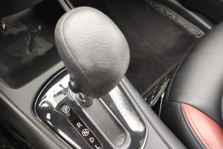 Used Nissan Tiida 2013 1.6L CVT Cool Cafe Edition Gear Lever