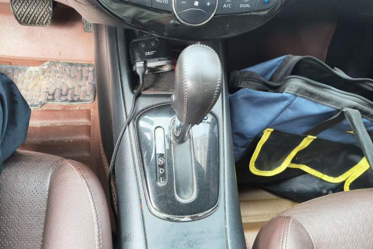 Used Nissan Tiida 2013 1.6L CVT Cool Cafe Edition Gear Lever