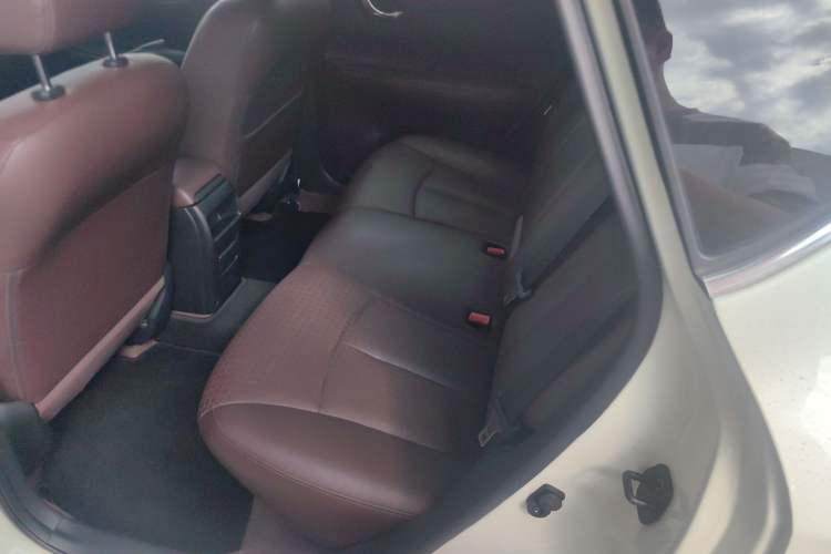 Used Nissan Tiida 2013 1.6L CVT Cool Cafe Edition Interior 4