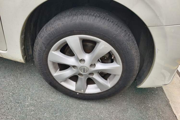 Used Nissan Tiida 2013 1.6L CVT Cool Cafe Edition Right Front Wheel Hub