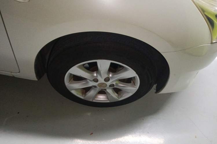 Used Nissan Tiida 2013 1.6L CVT Cool Cafe Edition Right Front Wheel Hub