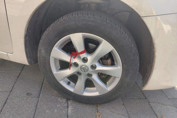Used Nissan Tiida 2013 1.6L CVT Cool Cafe Edition Right Front Wheel Hub