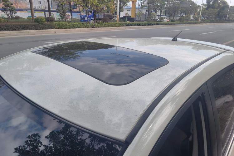 Used Nissan Tiida 2013 1.6L CVT Cool Cafe Edition Roof
