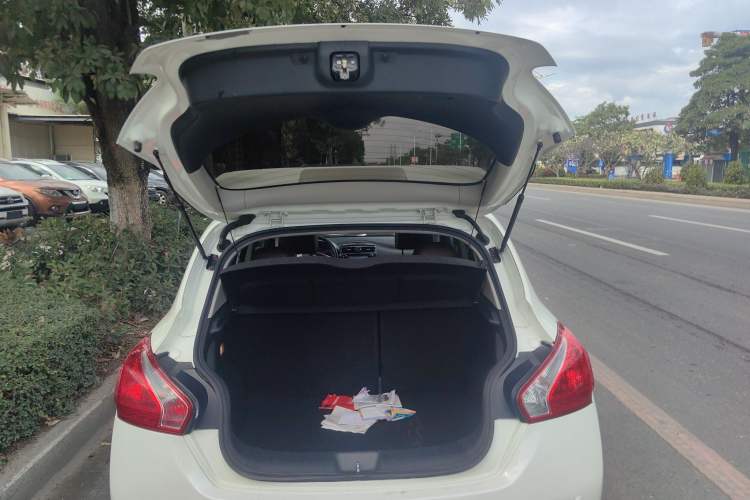 Used Nissan Tiida 2013 1.6L CVT Cool Cafe Edition Trunk