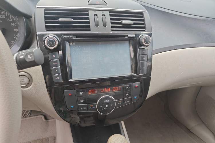 Used Nissan Tiida 2013 1.6L CVT Cool Cafe Edition Audio And AC Panel
