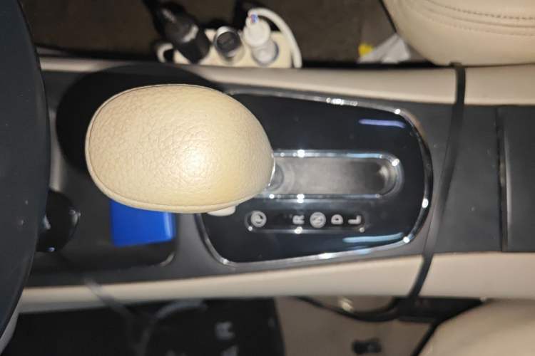 Used Nissan Tiida 2013 1.6L CVT Cool Cafe Edition Gear Lever