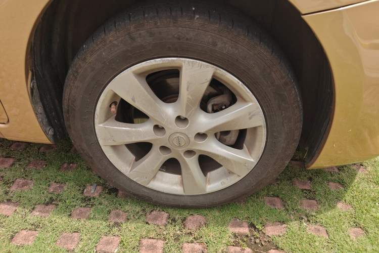 Used Nissan Tiida 2013 1.6L CVT Cool Cafe Edition Right Front Wheel Hub