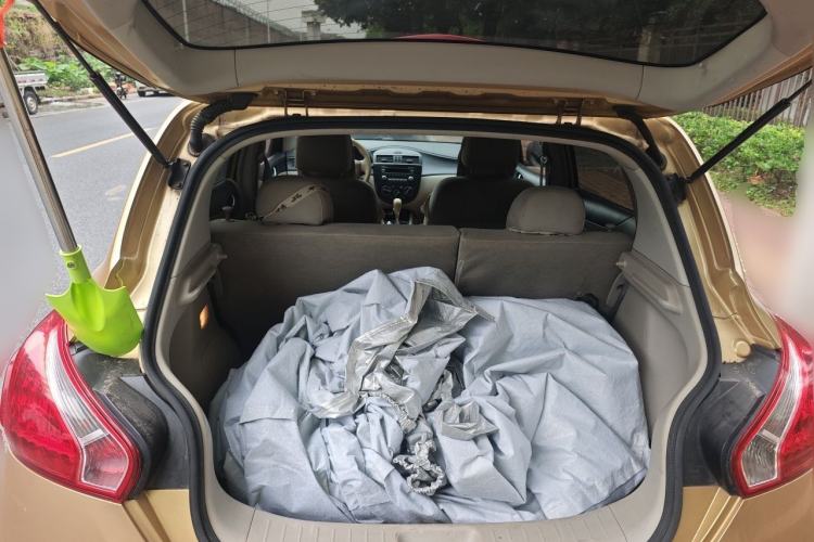Used Nissan Tiida 2013 1.6L CVT Cool Cafe Edition Trunk