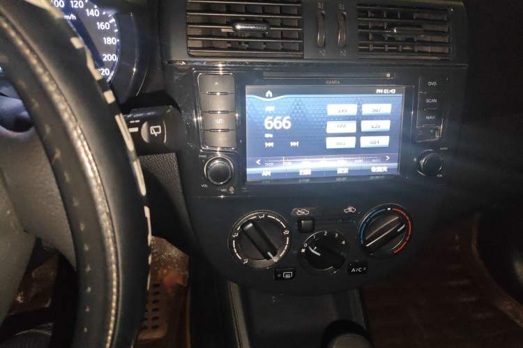 Used Nissan Tiida 2014 1.6L CVT Comfort Model Audio And AC Panel