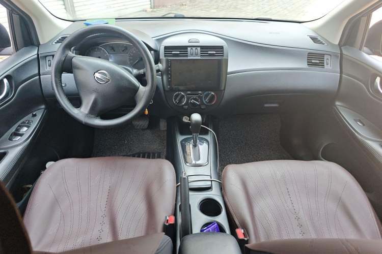 Used Nissan Tiida 2014 1.6L CVT Comfort Model Center Console