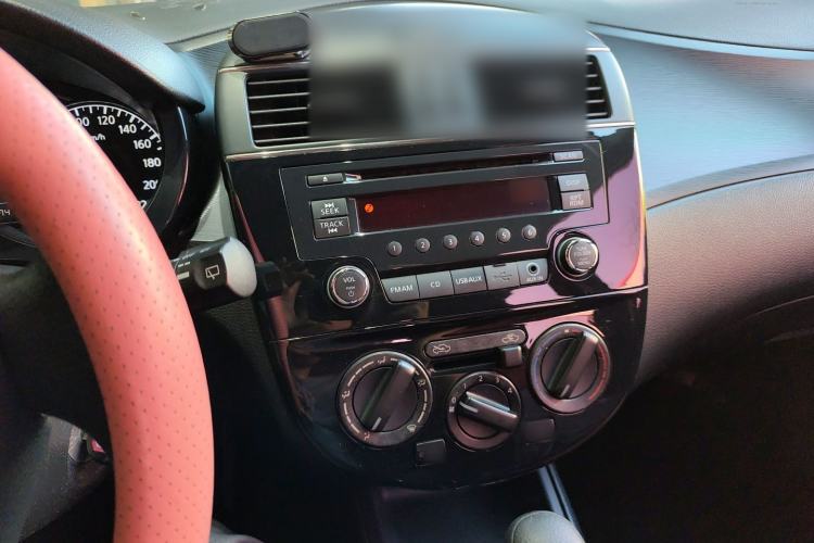 Used Nissan Tiida 2014 1.6L CVT Comfort Model Center Console
