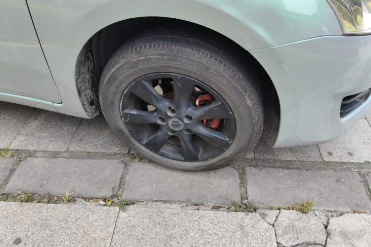 Used Nissan Tiida 2014 1.6L CVT Cool Cafe Edition Right Front Wheel Hub