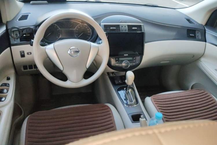 Used Nissan Tiida 2014 1.6L CVT Smart Model Center Console