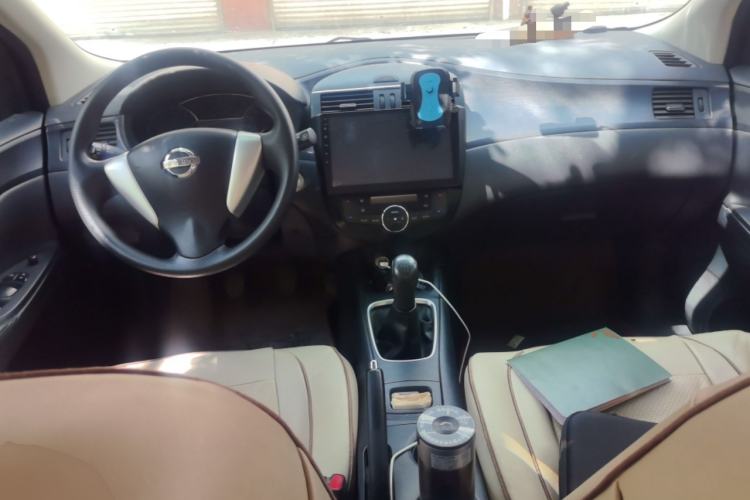 Used Nissan Tiida 2014 1.6L Manual Smart Model Center Console