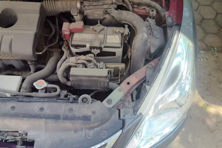 Used Nissan Tiida 2014 1.6L Manual Smart Model Engine Bay Left