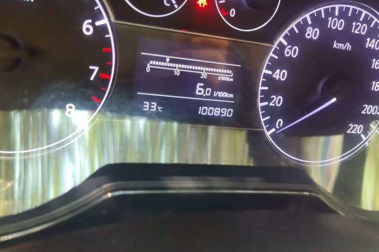 Used Nissan Tiida 2014 1.6L Manual Smart Model Odometer Close Up