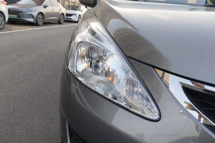 Used Nissan Tiida 2014 1.6L CVT Smart Model Right Front Headlight