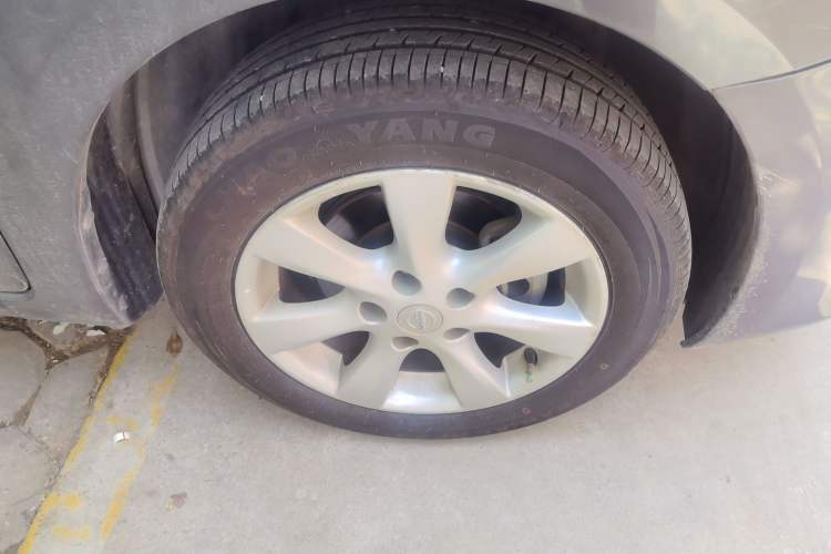 Used Nissan Tiida 2014 1.6L Manual Smart Model Right Front Wheel Hub