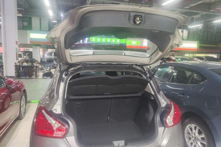 Used Nissan Tiida 2014 1.6L CVT Smart Model Trunk