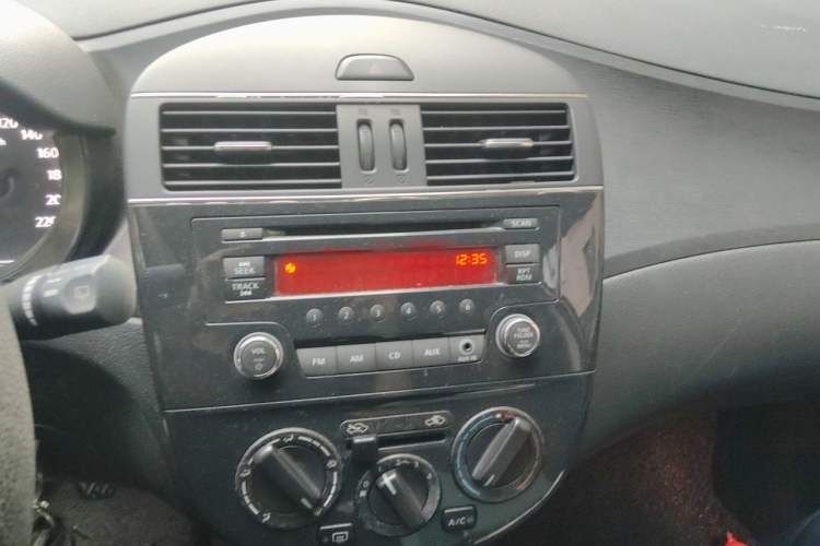 Used Nissan Tiida 2014 1.6L Manual Comfort Model Audio And AC Panel