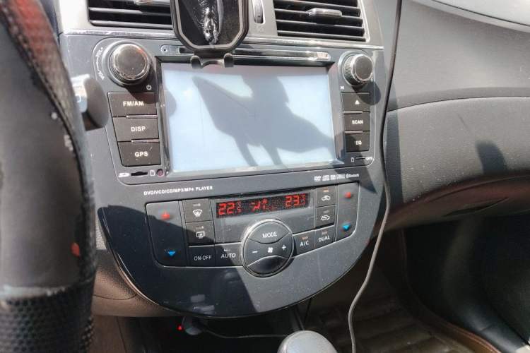Used Nissan Tiida 2014 1.6L CVT Smart Model Audio And AC Panel