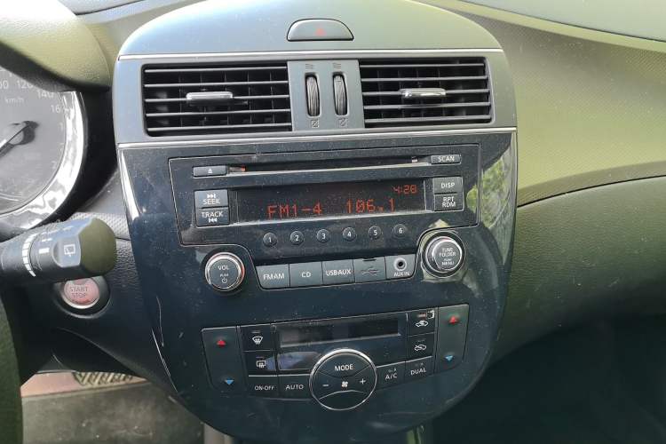 Used Nissan Tiida 2014 1.6L CVT Cool Cafe Edition Audio And AC Panel