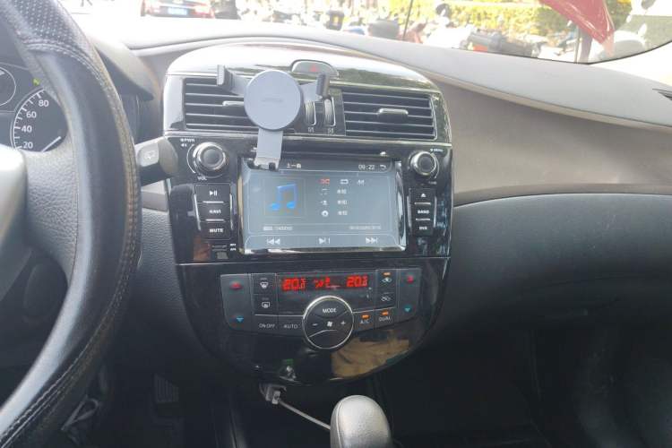Used Nissan Tiida 2014 1.6L CVT Cool Cafe Edition Audio And AC Panel