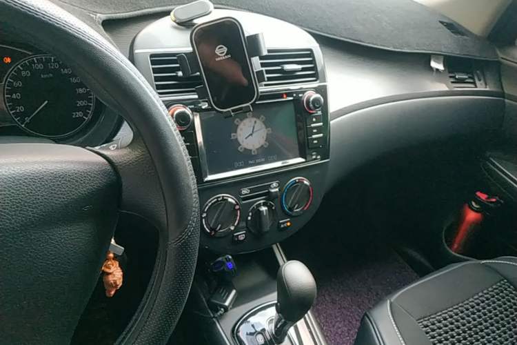 Used Nissan Tiida 2014 1.6L CVT Comfort Model Audio And AC Panel