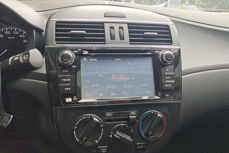 Used Nissan Tiida 2014 1.6L CVT Comfort Model Audio And AC Panel