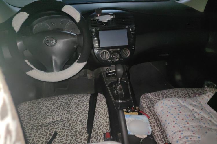 Used Nissan Tiida 2014 1.6L CVT Comfort Model Center Console