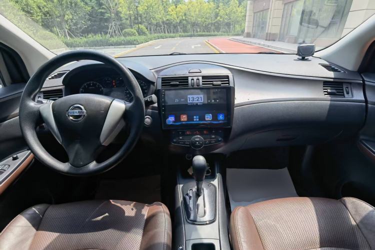 Used Nissan Tiida 2014 1.6L CVT Smart Model Center Console