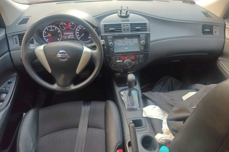 Used Nissan Tiida 2014 1.6L CVT Smart Model Center Console