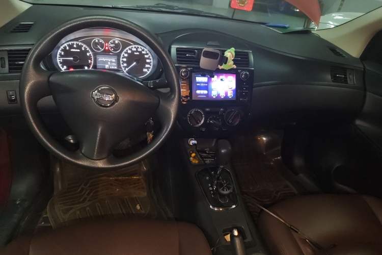 Used Nissan Tiida 2014 1.6L CVT Smart Model Center Console