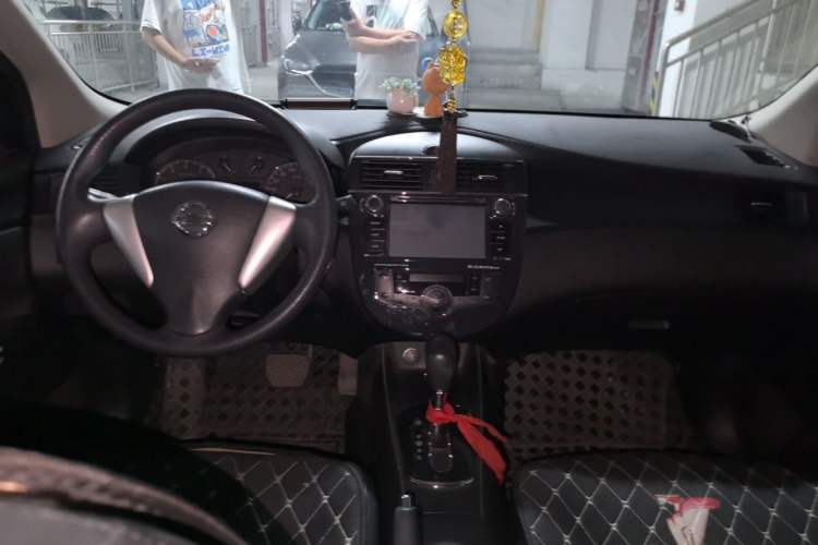 Used Nissan Tiida 2014 1.6L CVT Smart Model Center Console