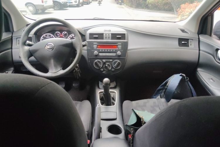 Used Nissan Tiida 2014 1.6L Manual Comfort Model Center Console