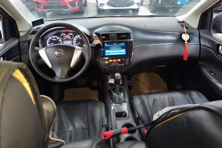 Used Nissan Tiida 2014 1.6L CVT Smart Model Center Console