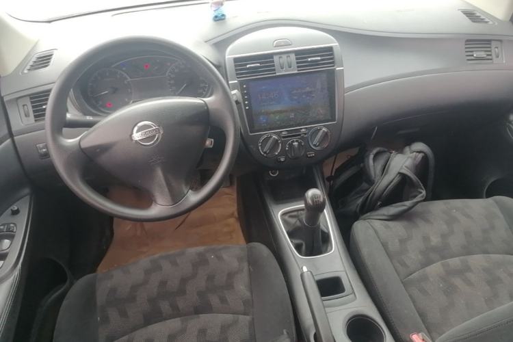 Used Nissan Tiida 2014 1.6L Manual Comfort Model Center Console