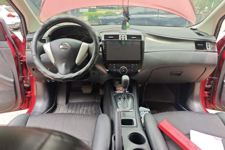 Used Nissan Tiida 2014 1.6L CVT Smart Model Center Console