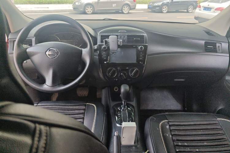 Used Nissan Tiida 2014 1.6L CVT Comfort Model Center Console