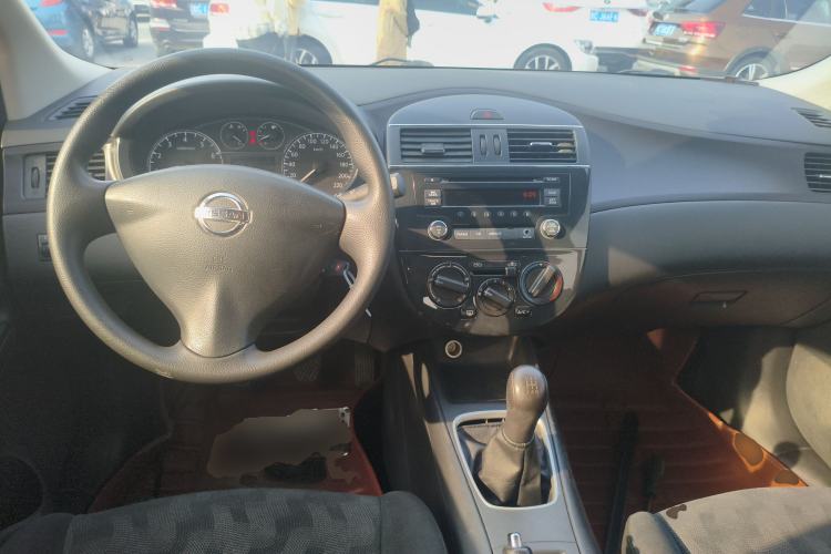 Used Nissan Tiida 2014 1.6L Manual Comfort Model Center Console