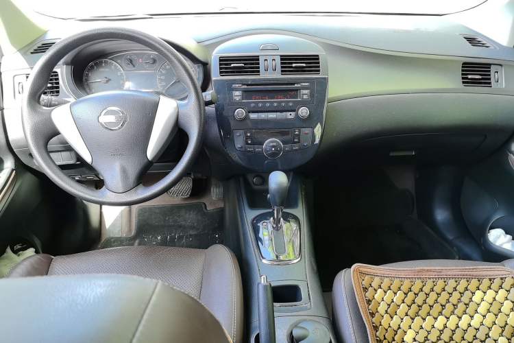 Used Nissan Tiida 2014 1.6L CVT Cool Cafe Edition Center Console