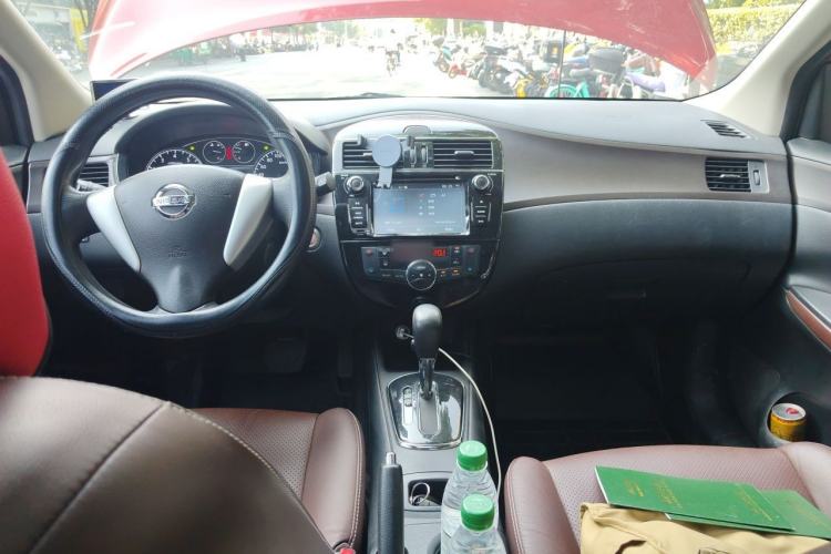 Used Nissan Tiida 2014 1.6L CVT Cool Cafe Edition Center Console