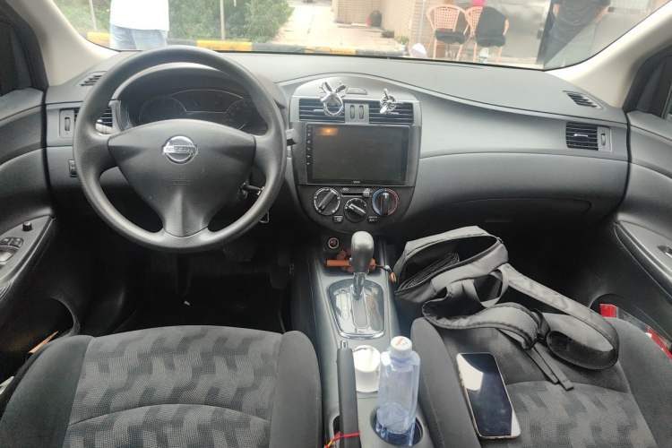 Used Nissan Tiida 2014 1.6L CVT Comfort Model Center Console