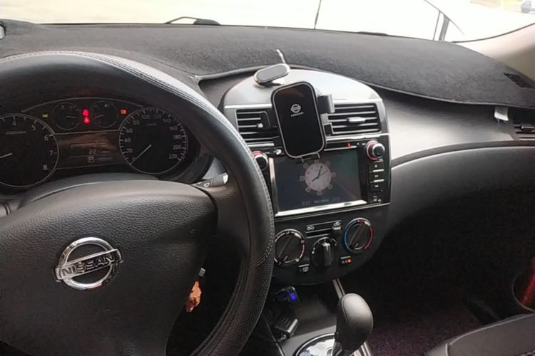 Used Nissan Tiida 2014 1.6L CVT Comfort Model Center Console