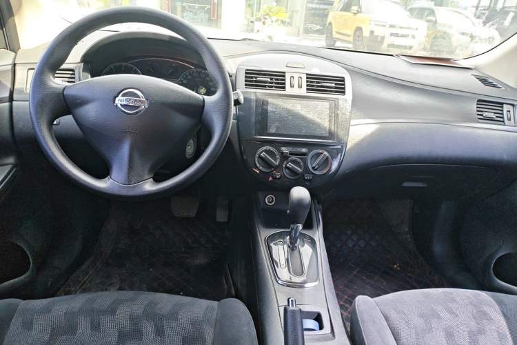 Used Nissan Tiida 2014 1.6L CVT Comfort Model Center Console