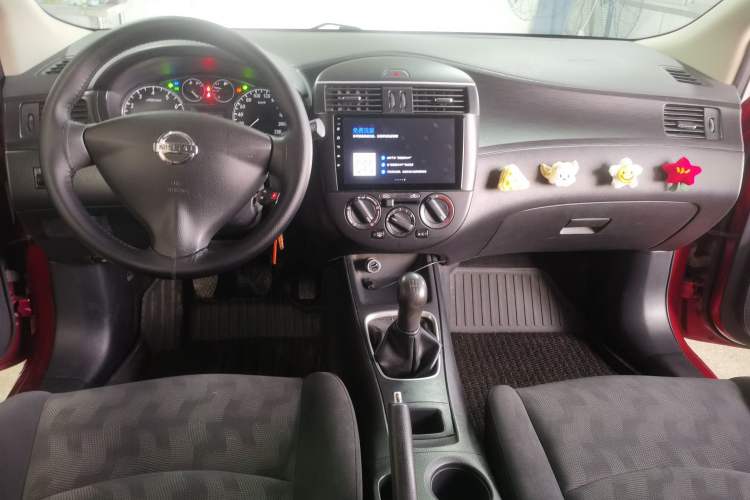 Used Nissan Tiida 2014 1.6L Manual Comfort Model Center Console