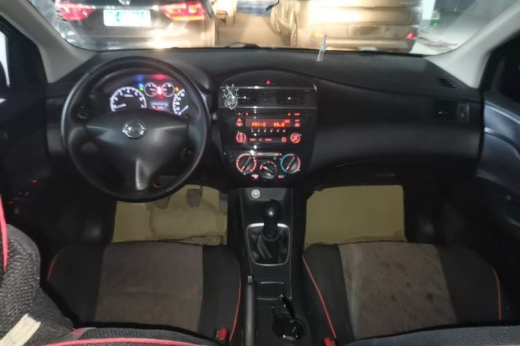 Used Nissan Tiida 2014 1.6L Manual Comfort Model Center Console