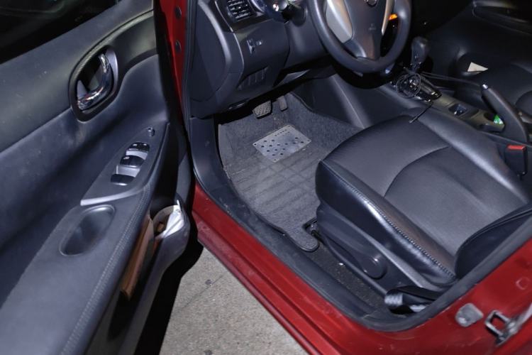 Used Nissan Tiida 2014 1.6L CVT Cool Cafe Edition Driver Seat