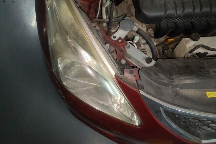 Used Nissan Tiida 2014 1.6L CVT Smart Model Engine Bay Right