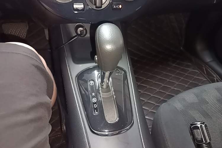 Used Nissan Tiida 2014 1.6L CVT Comfort Model Gear Lever